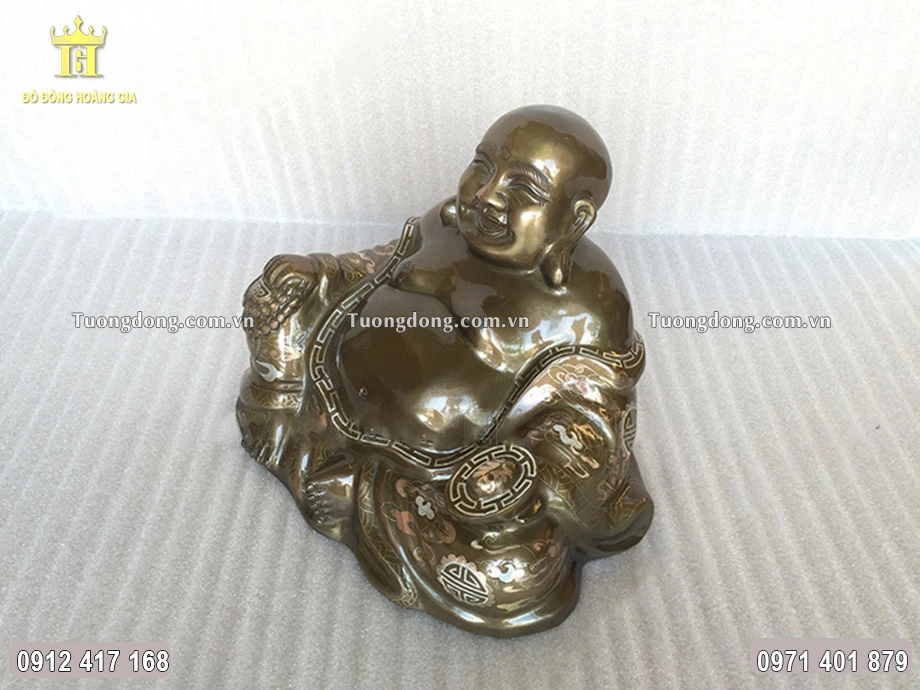 Hình ảnh nhìn nghiêng của bức tượng đồng